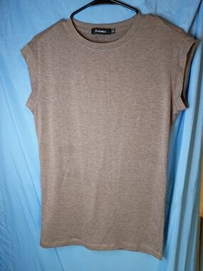 Automet Women's Short Sleeve Crewneck Tee in Taupe